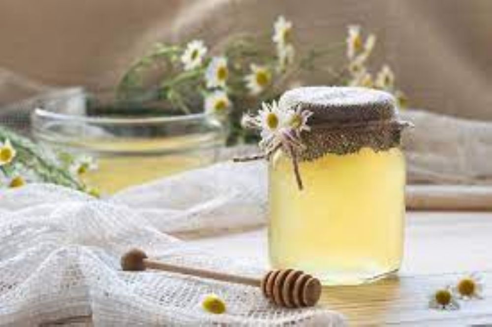 تعرفوا الى فوائد العسل الأبيض  على الريق للصحة والجسم .